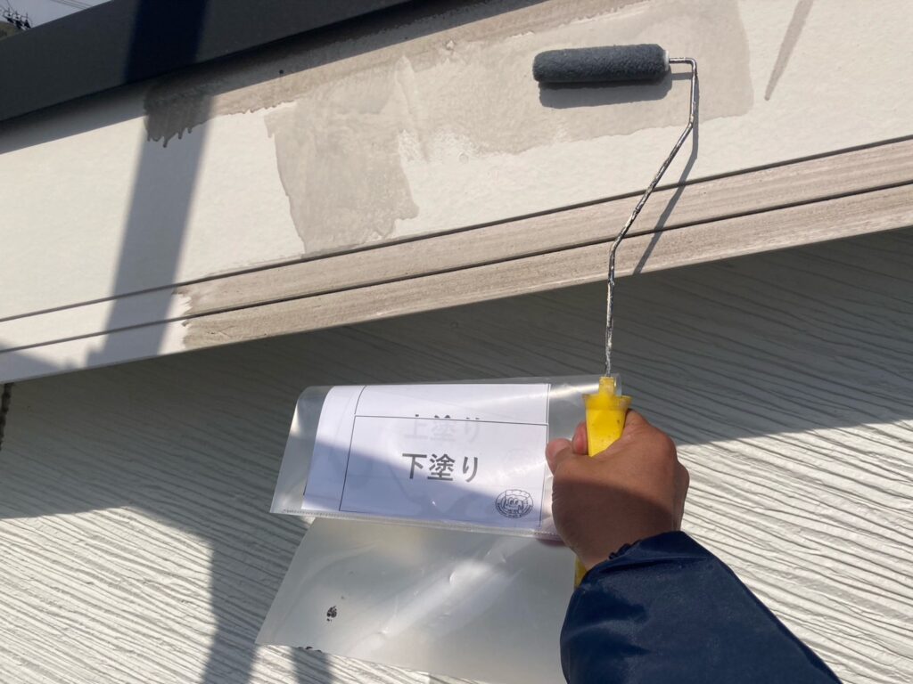 破風鼻隠し塗装工事<br />
下塗りの様子