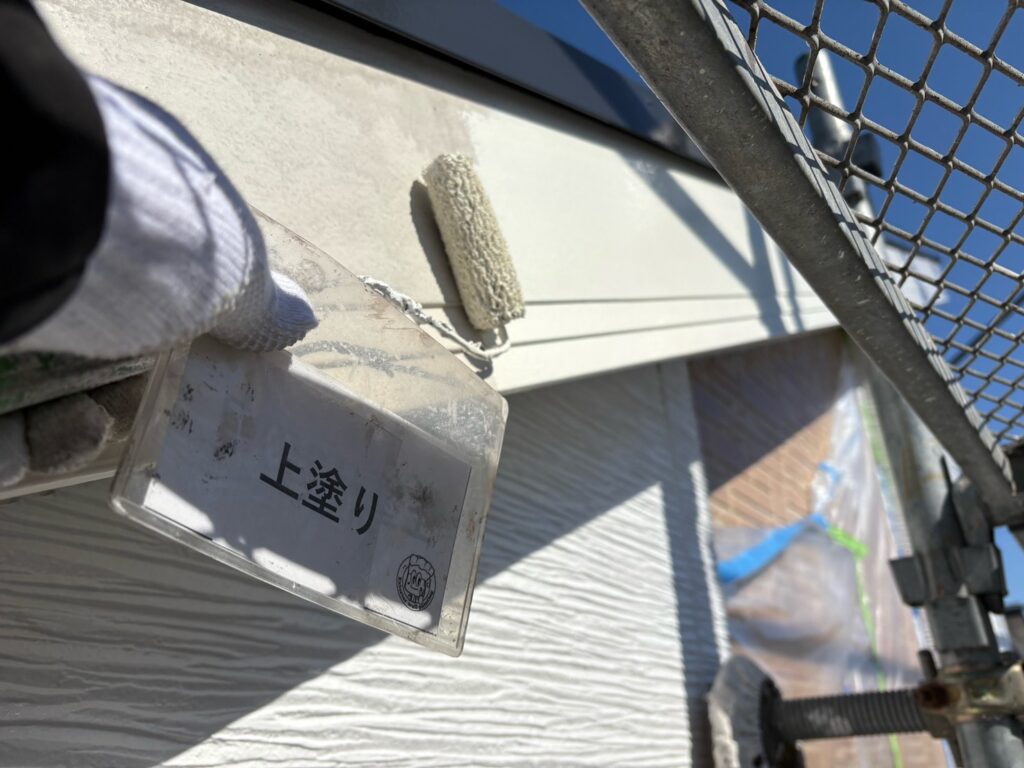 破風鼻隠し塗装工事<br />
上塗りの様子