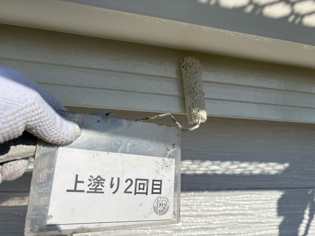 破風鼻隠し塗装工事<br />
上塗り2回目の様子