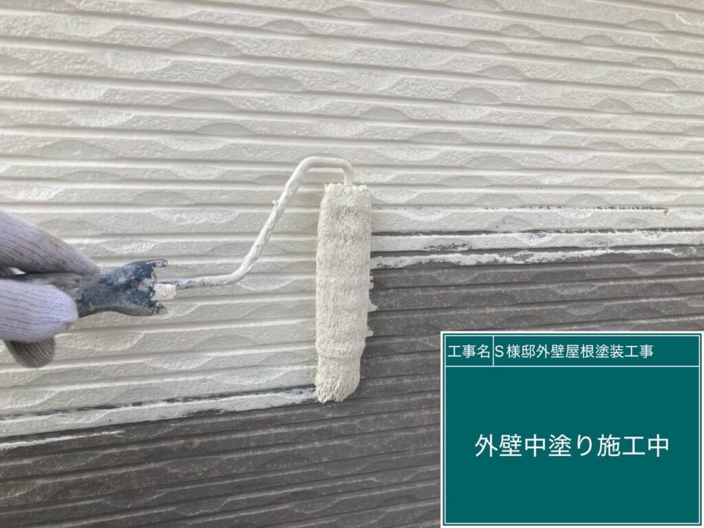 中塗りを行います。