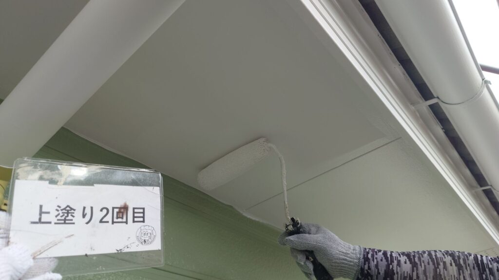 軒天<br />
上塗り2回目の様子