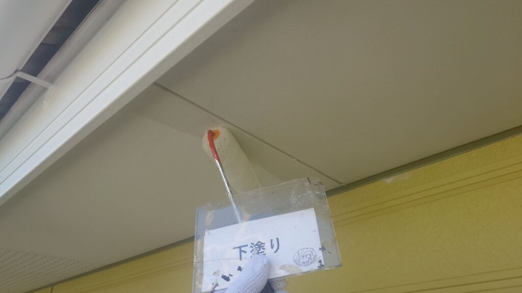 軒天<br />
下塗りの様子